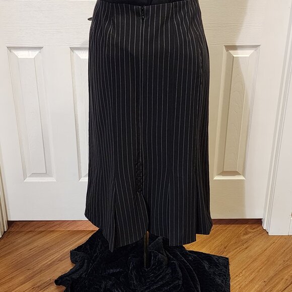 Black pinstriped skirt with kick-pleat button details on the back hem - Picture 2 of 3